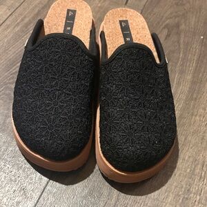 Reef Black Textured Mules with Brown Sole